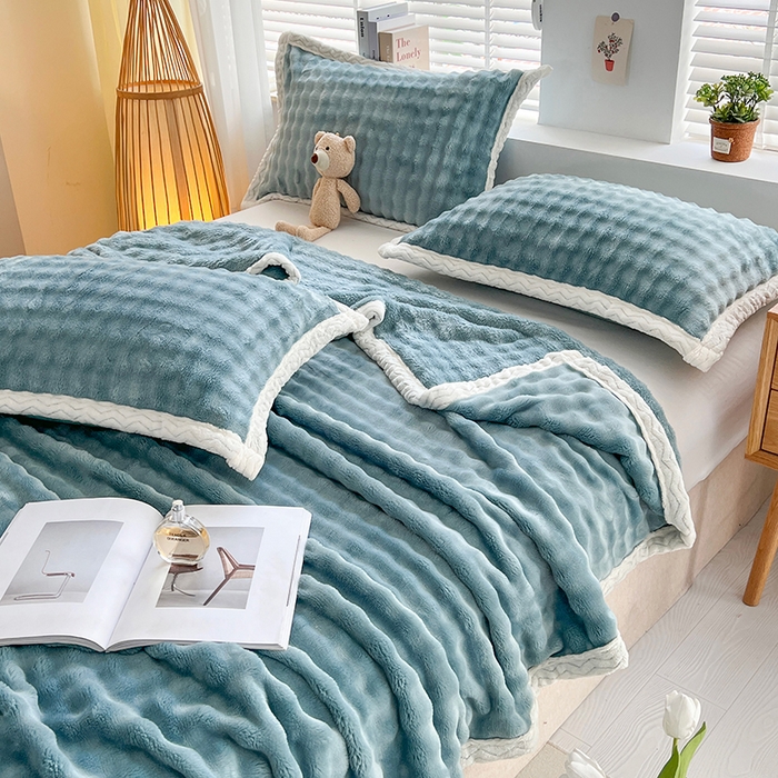 91家纺网 家纺一手货源 找家纺 栩裕纺织 2025新款简约仿兔毛泡泡绒毛毯系列-包边款 天空蓝