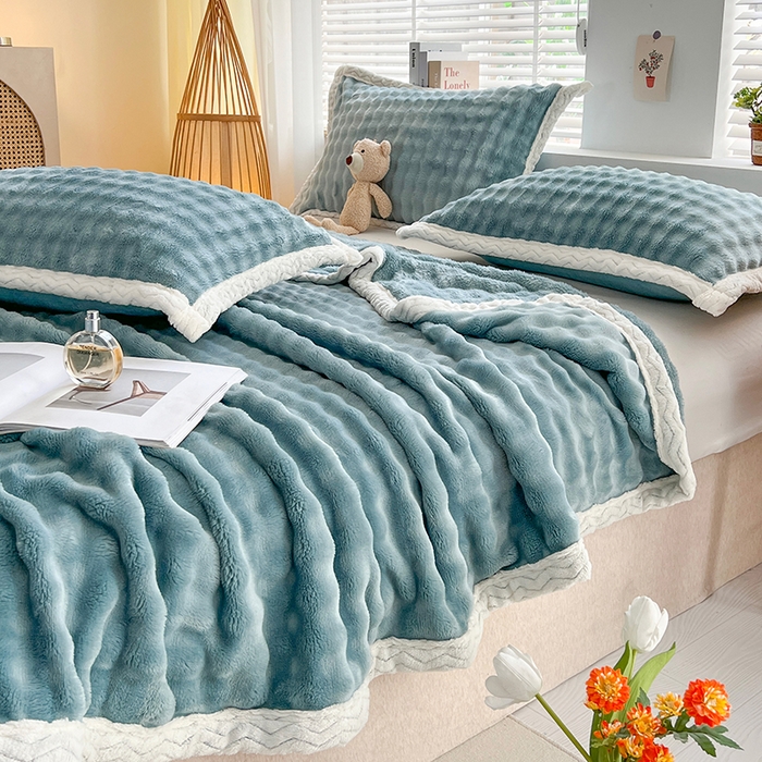 91家纺网 家纺一手货源 找家纺 栩裕纺织 2025新款简约仿兔毛泡泡绒毛毯系列-包边款 天空蓝