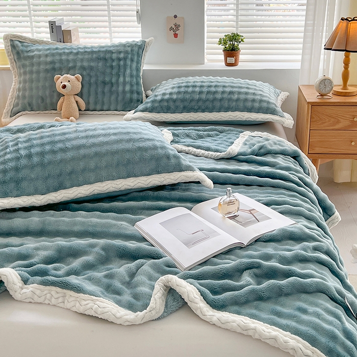 91家纺网 家纺一手货源 找家纺 栩裕纺织 2025新款简约仿兔毛泡泡绒毛毯系列-包边款 天空蓝