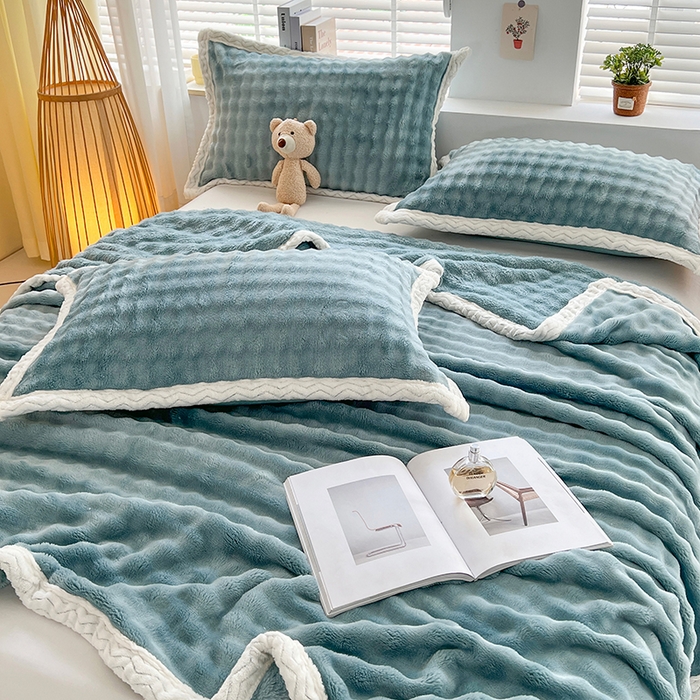 91家纺网 家纺一手货源 找家纺 栩裕纺织 2025新款简约仿兔毛泡泡绒毛毯系列-包边款 天空蓝