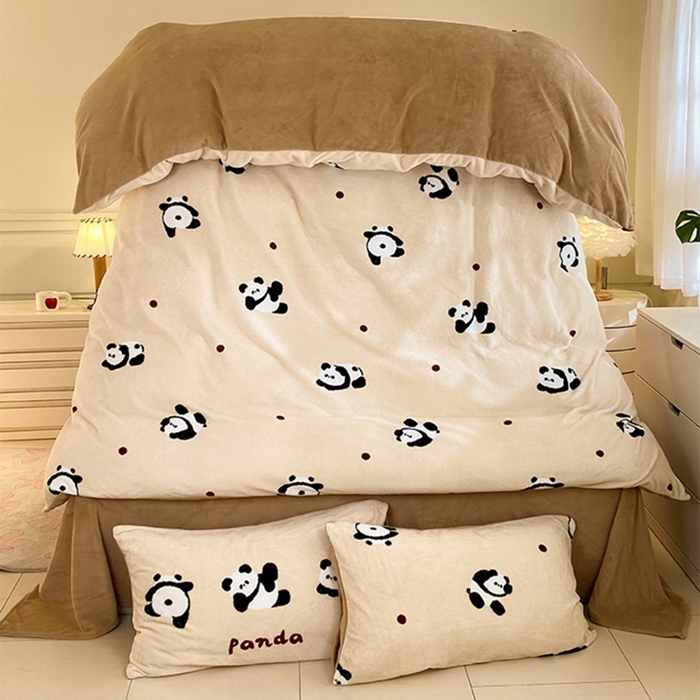 91家纺网 家纺一手货源 找家纺 如一 2025新款A类高克重印花牛奶绒四件套 熊猫咖