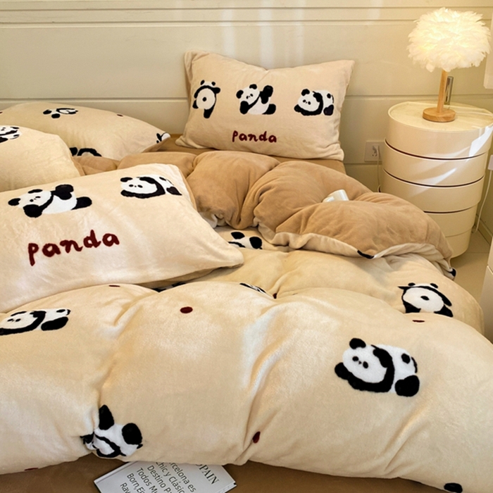 91家纺网 家纺一手货源 找家纺 如一 2025新款A类高克重印花牛奶绒四件套 熊猫咖