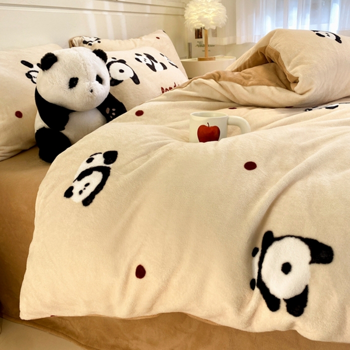 91家纺网 家纺一手货源 找家纺 如一 2025新款A类高克重印花牛奶绒四件套 熊猫咖