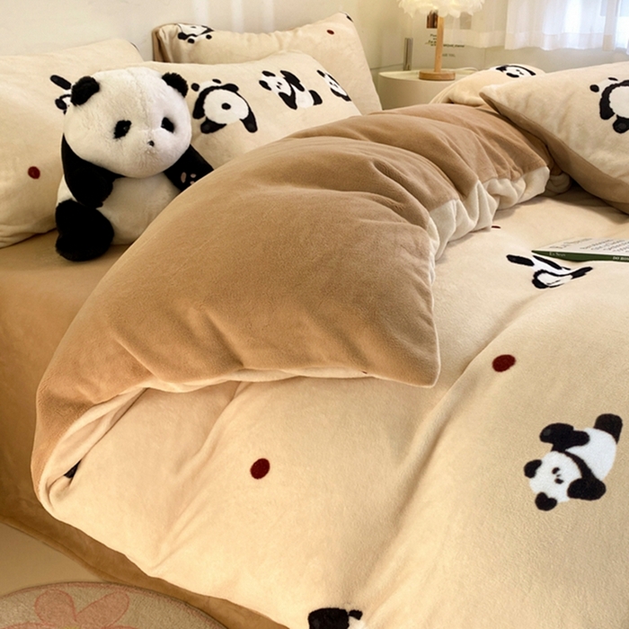 91家纺网 家纺一手货源 找家纺 如一 2025新款A类高克重印花牛奶绒四件套 熊猫咖