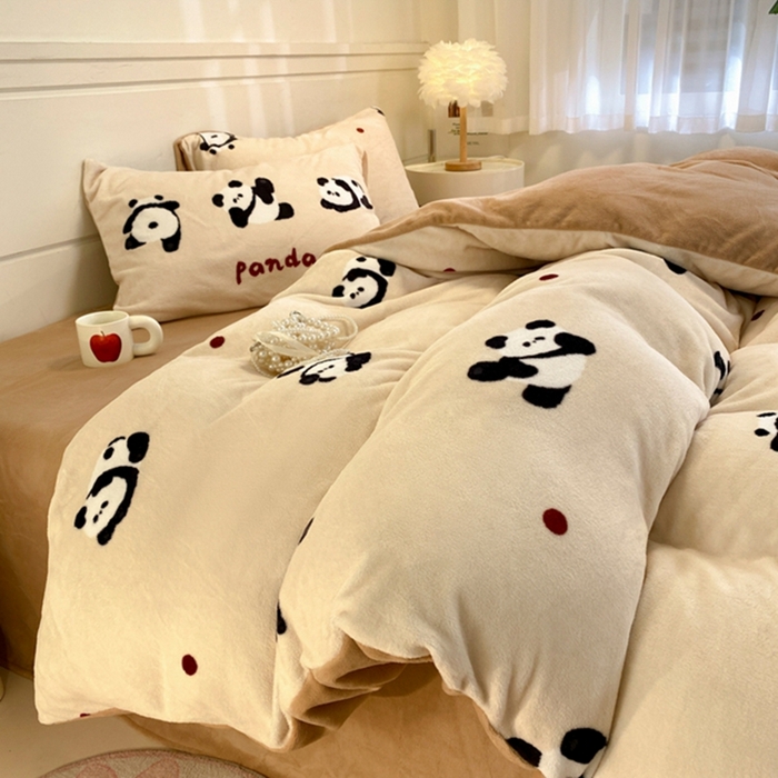 91家纺网 家纺一手货源 找家纺 如一 2025新款A类高克重印花牛奶绒四件套 熊猫咖