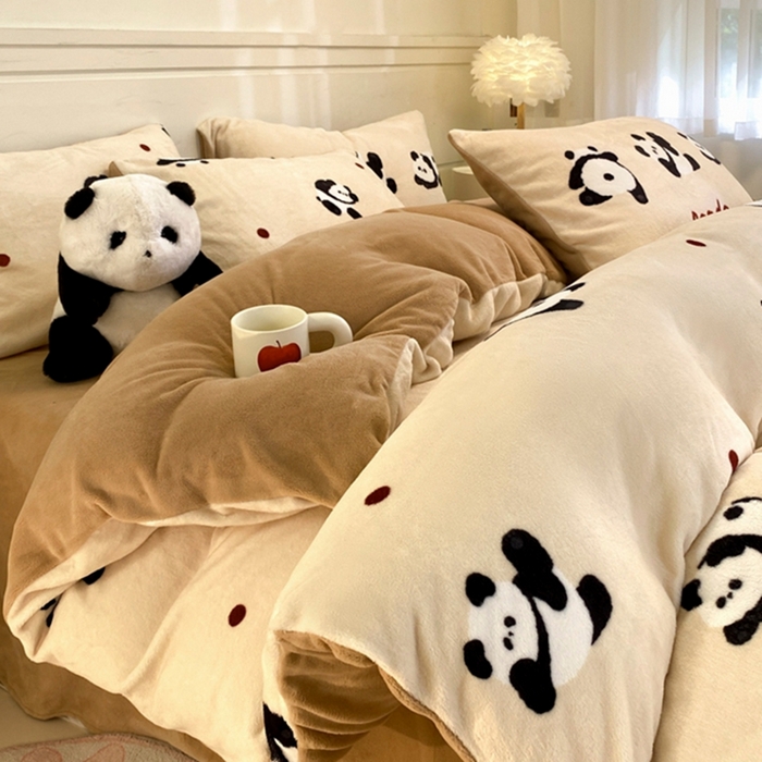 91家纺网 家纺一手货源 找家纺 如一 2025新款A类高克重印花牛奶绒四件套 熊猫咖