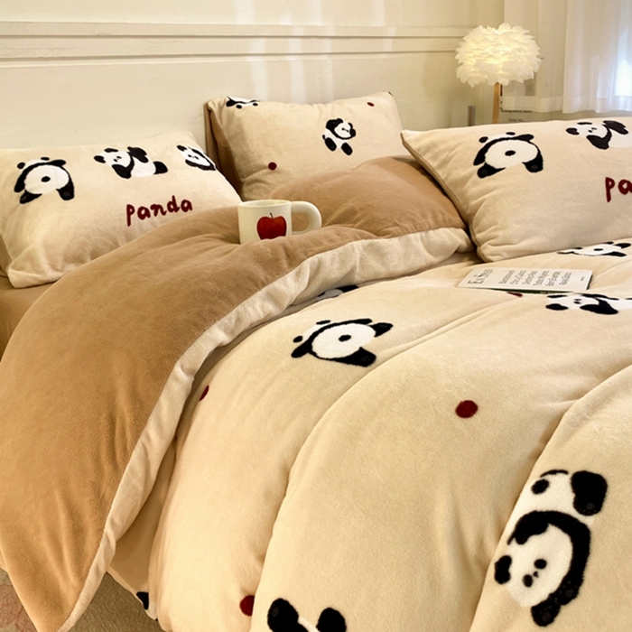 91家纺网 家纺一手货源 找家纺 如一 2025新款A类高克重印花牛奶绒四件套 熊猫咖