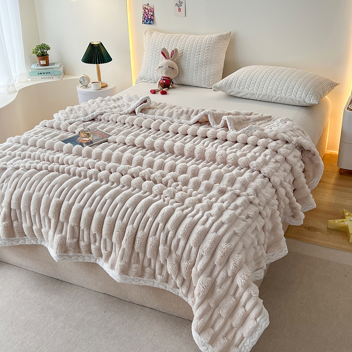 91家纺网 家纺一手货源 找家纺 栩裕纺织 2025新款仿裘皮兔绒毛毯竹节绒包边款 米杏