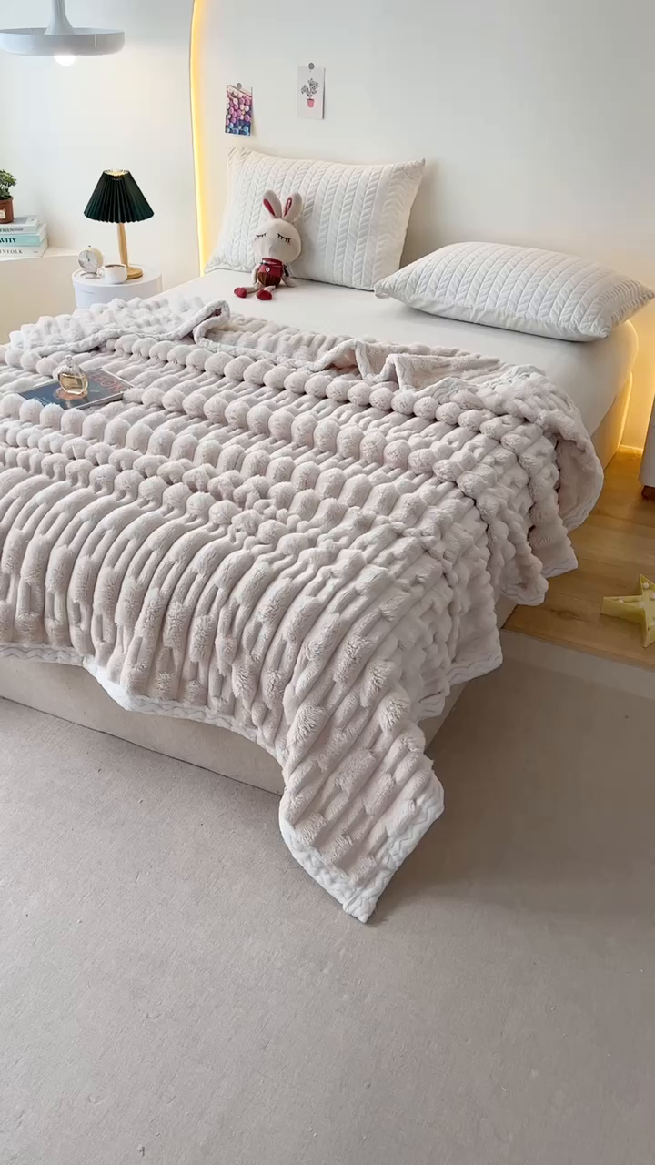 91家纺网 家纺一手货源 找家纺 栩裕纺织 2025新款仿裘皮兔绒毛毯竹节绒包边款 米杏