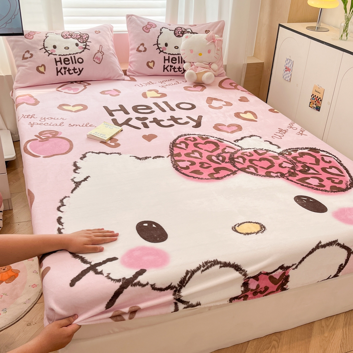 91家纺网 家纺一手货源 找家纺 暮思家居 2025新款正版授权三丽鸥大版牛奶绒数码印花单品床笠单件床笠(带标价格） 绒A版-豹纹KT猫