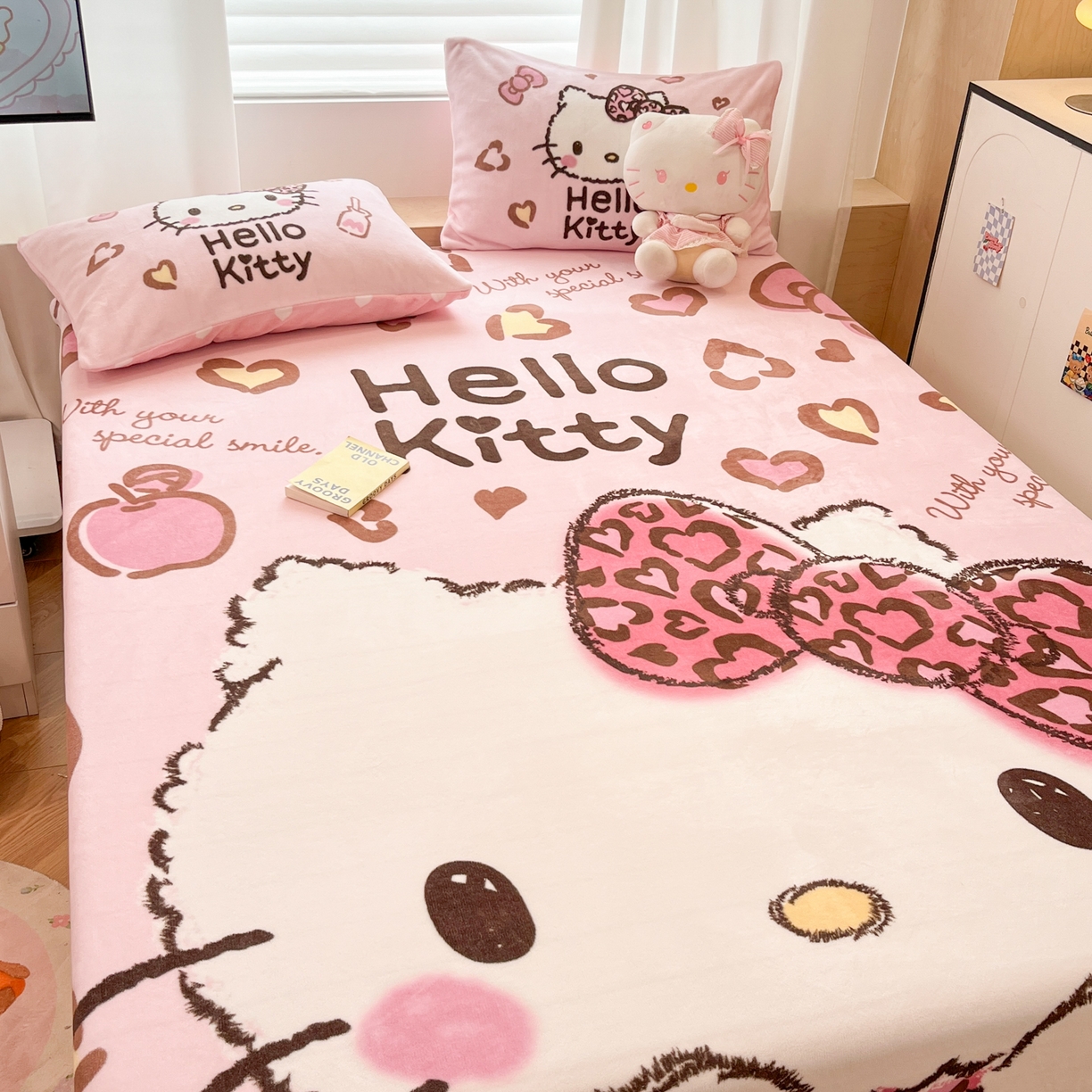 91家纺网 家纺一手货源 找家纺 暮思家居 2025新款正版授权三丽鸥大版牛奶绒数码印花单品床笠单件床笠(带标价格） 绒A版-豹纹KT猫