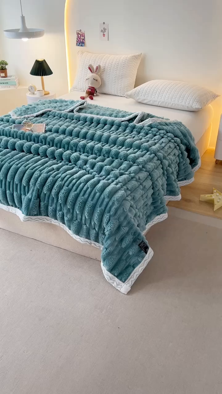 91家纺网 家纺一手货源 找家纺 栩裕纺织 2025新款仿裘皮兔绒毛毯竹节绒包边款 青竹绿