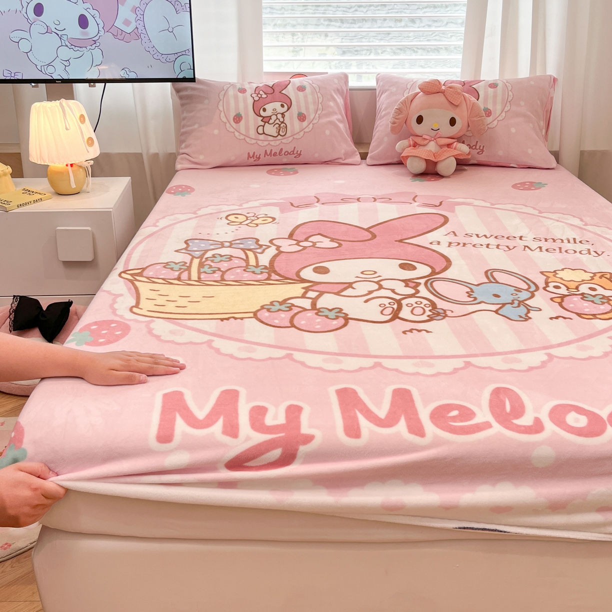 91家纺网 家纺一手货源 找家纺 暮思家居 2025新款正版授权三丽鸥大版牛奶绒数码印花单品床笠单件床笠(带标价格） 绒A版-草莓美乐蒂