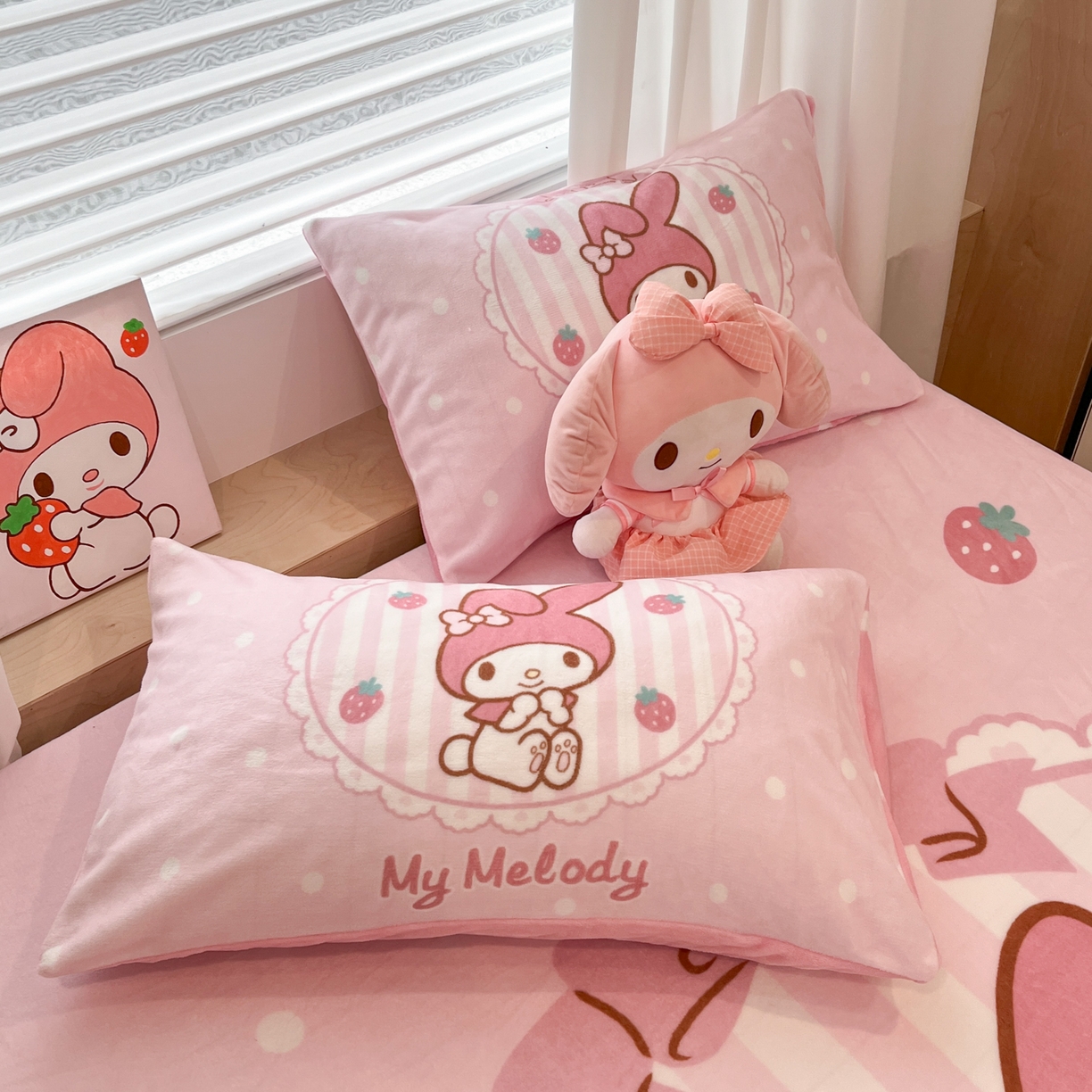 91家纺网 家纺一手货源 找家纺 暮思家居 2025新款正版授权三丽鸥大版牛奶绒数码印花单品床笠单件床笠(带标价格） 绒A版-草莓美乐蒂