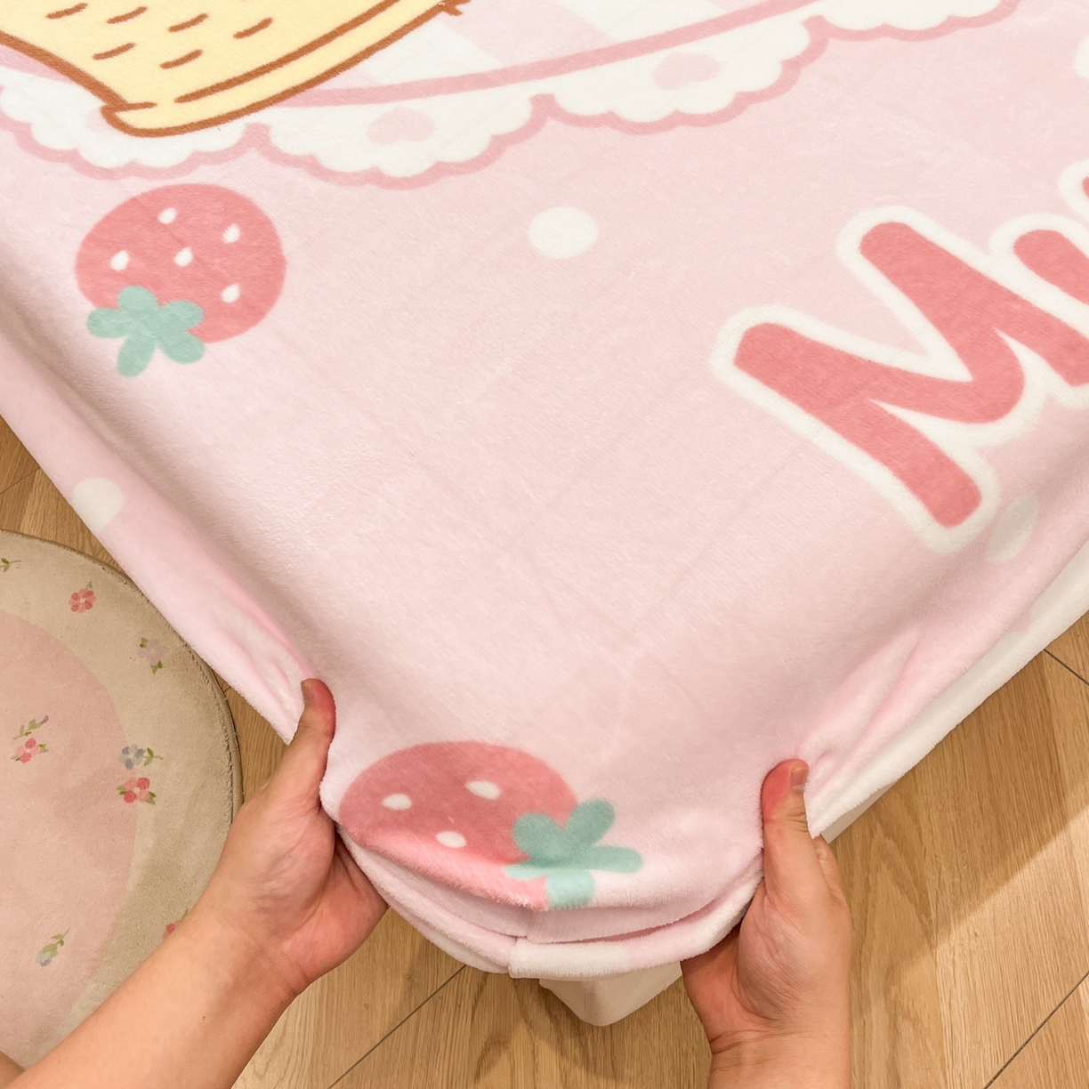 91家纺网 家纺一手货源 找家纺 暮思家居 2025新款正版授权三丽鸥大版牛奶绒数码印花单品床笠单件床笠(带标价格） 绒A版-草莓美乐蒂