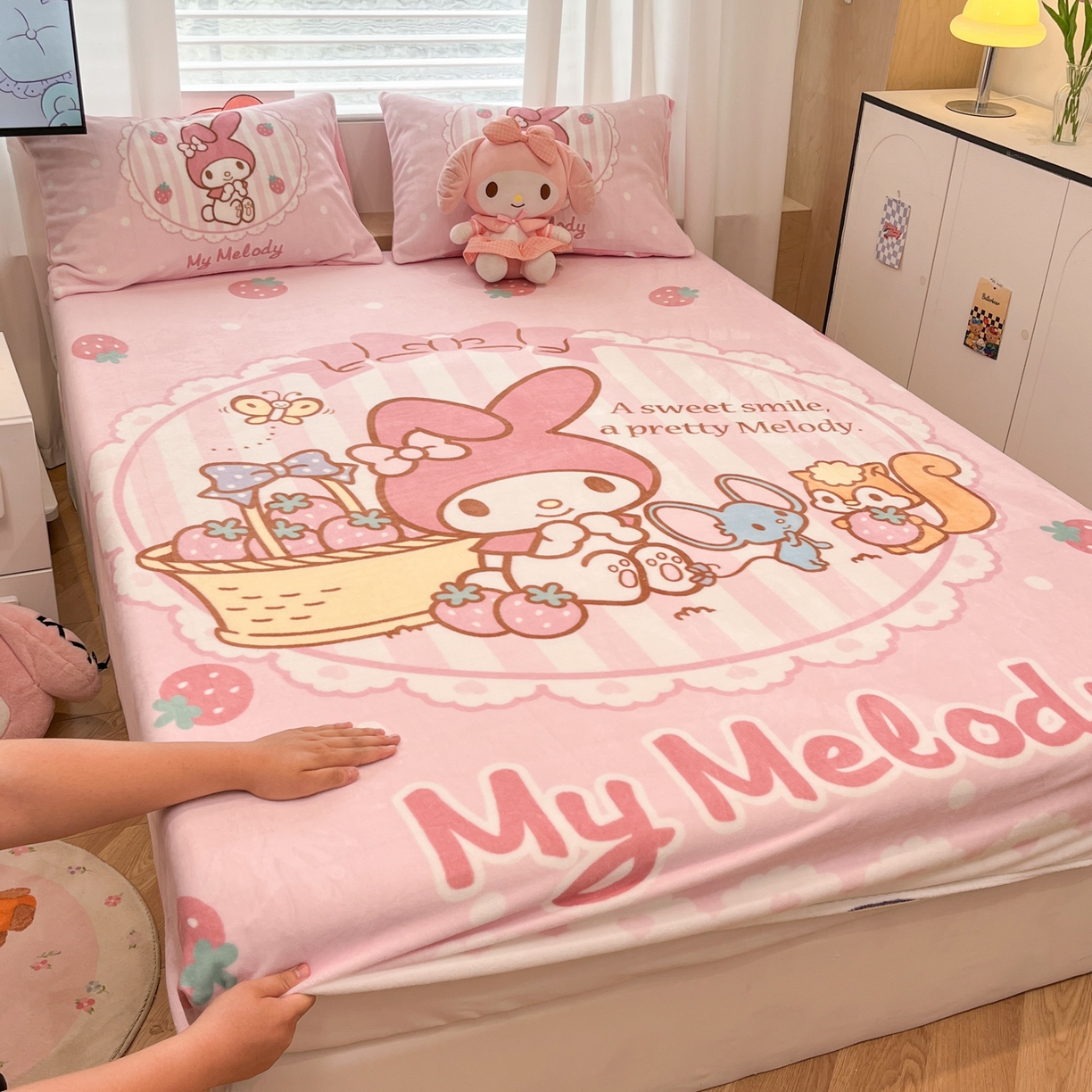 91家纺网 家纺一手货源 找家纺 暮思家居 2025新款正版授权三丽鸥大版牛奶绒数码印花单品床笠单件床笠(带标价格） 绒A版-草莓美乐蒂