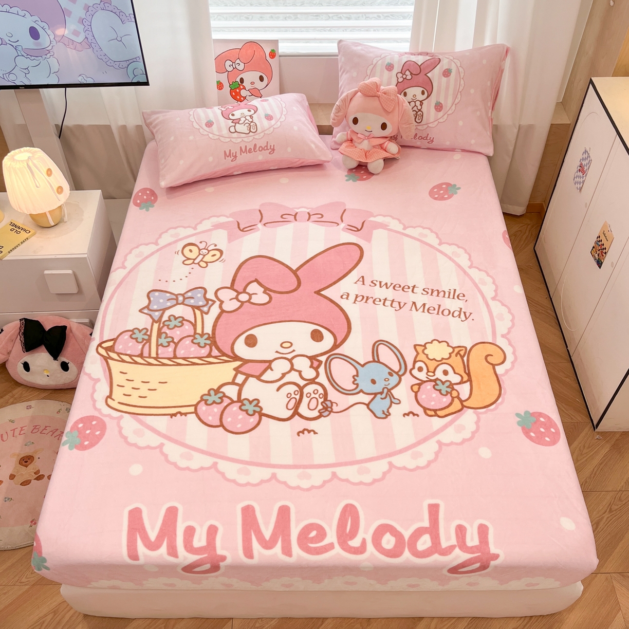 91家纺网 家纺一手货源 找家纺 暮思家居 2025新款正版授权三丽鸥大版牛奶绒数码印花单品床笠单件床笠(带标价格） 绒A版-草莓美乐蒂