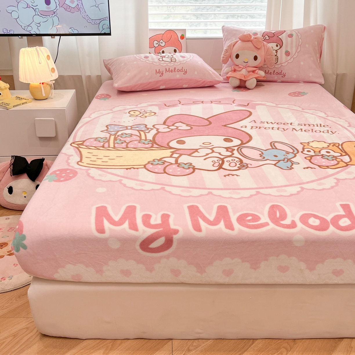 91家纺网 家纺一手货源 找家纺 暮思家居 2025新款正版授权三丽鸥大版牛奶绒数码印花单品床笠单件床笠(带标价格） 绒A版-草莓美乐蒂