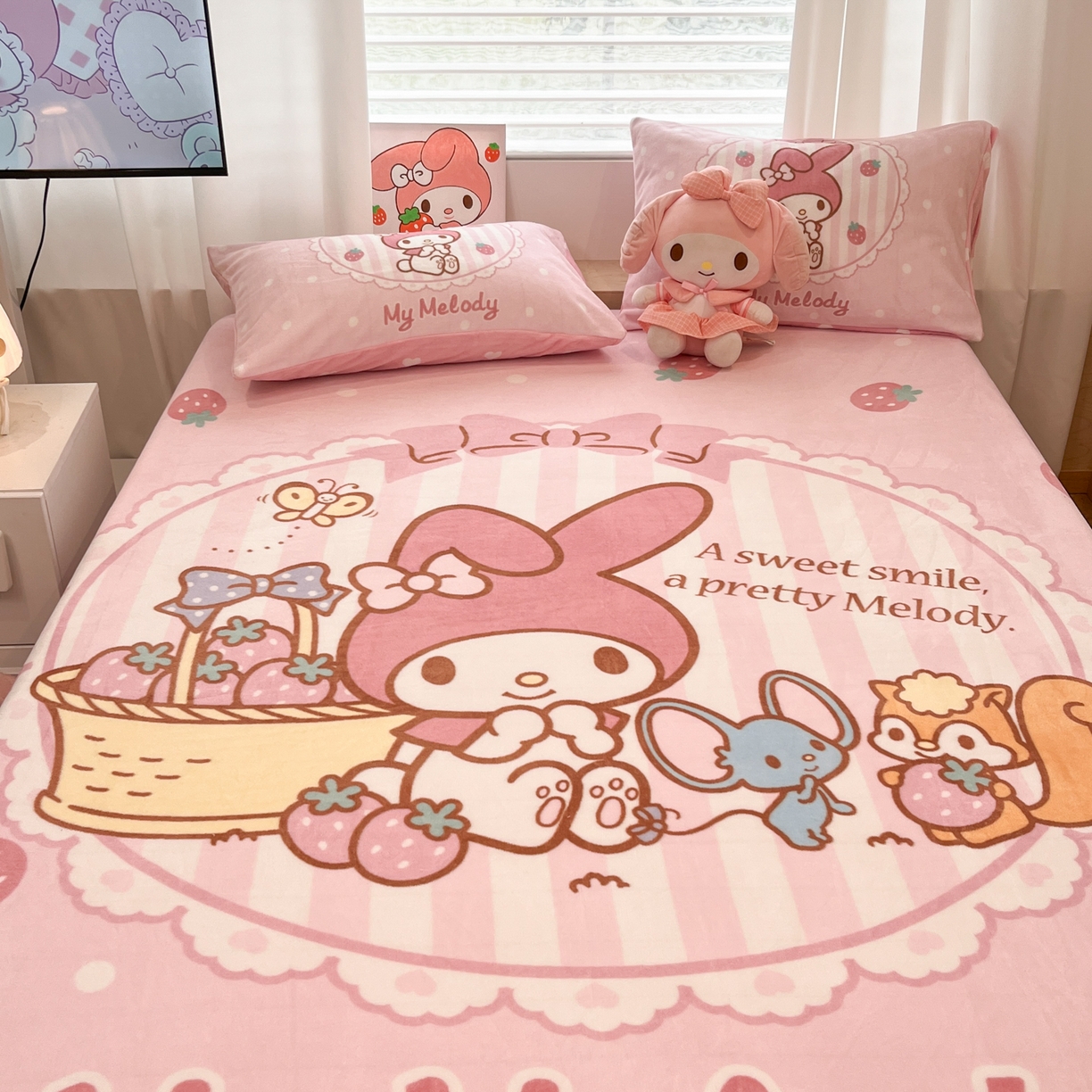 91家纺网 家纺一手货源 找家纺 暮思家居 2025新款正版授权三丽鸥大版牛奶绒数码印花单品床笠单件床笠(带标价格） 绒A版-草莓美乐蒂