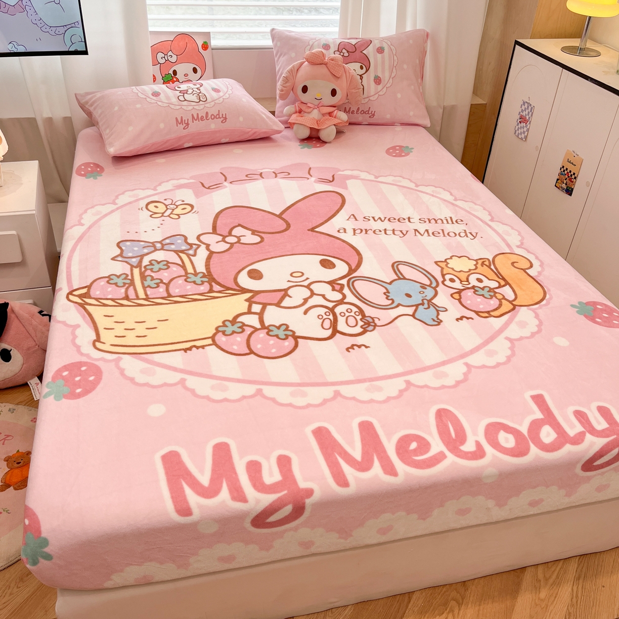 91家纺网 家纺一手货源 找家纺 暮思家居 2025新款正版授权三丽鸥大版牛奶绒数码印花单品床笠单件床笠(带标价格） 绒A版-草莓美乐蒂