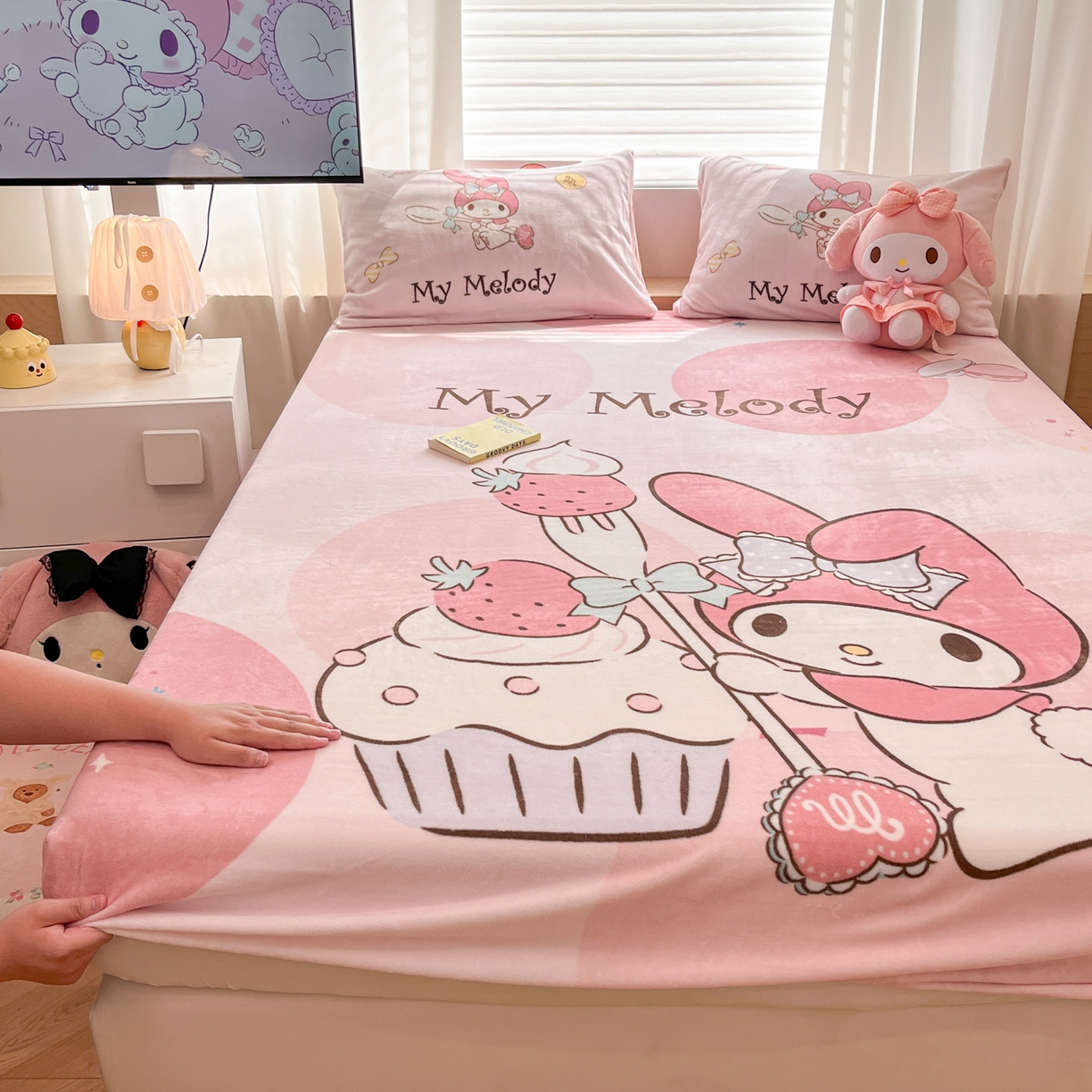 91家纺网 家纺一手货源 找家纺 暮思家居 2025新款正版授权三丽鸥大版牛奶绒数码印花单品床笠单件床笠(带标价格） 绒A版-蛋糕美乐蒂