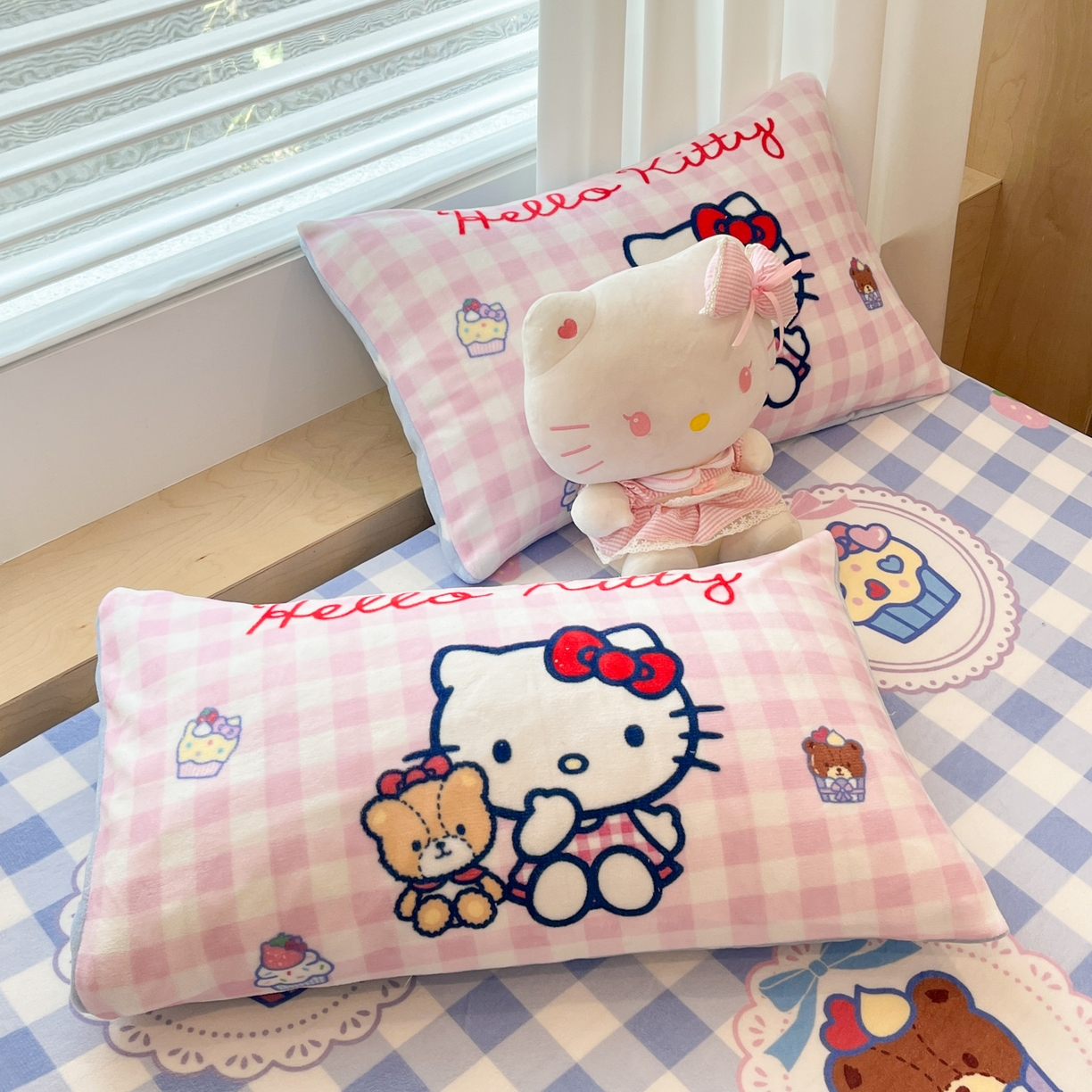 91家纺网 家纺一手货源 找家纺 暮思家居 2025新款正版授权三丽鸥大版牛奶绒数码印花单品床笠单件床笠(带标价格） 绒A版-格子KT