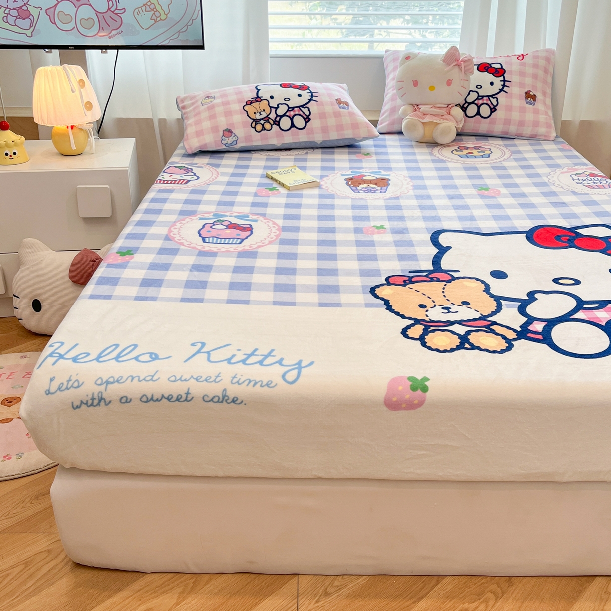 91家纺网 家纺一手货源 找家纺 暮思家居 2025新款正版授权三丽鸥大版牛奶绒数码印花单品床笠单件床笠(带标价格） 绒A版-格子KT