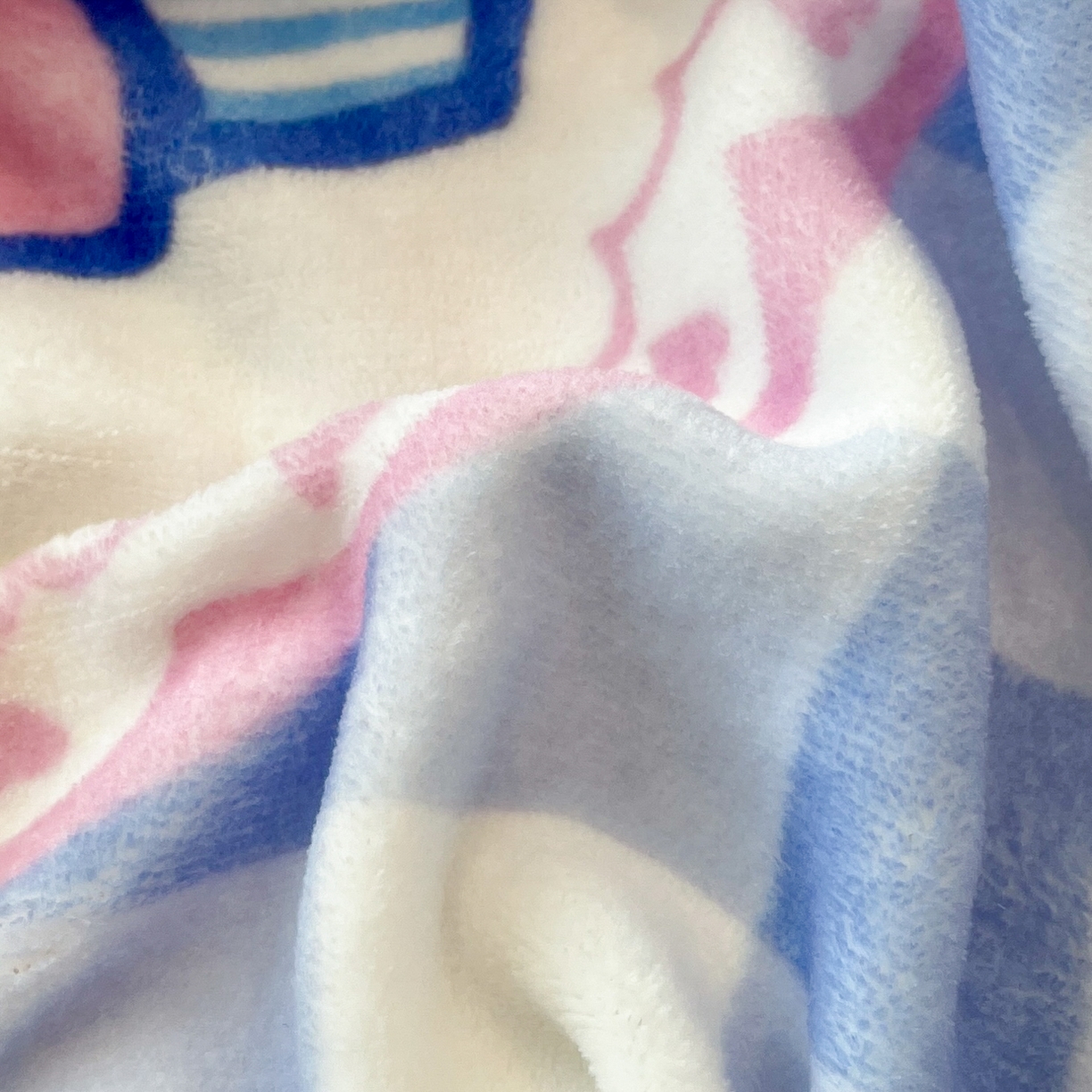 91家纺网 家纺一手货源 找家纺 暮思家居 2025新款正版授权三丽鸥大版牛奶绒数码印花单品床笠单件床笠(带标价格） 绒A版-格子KT