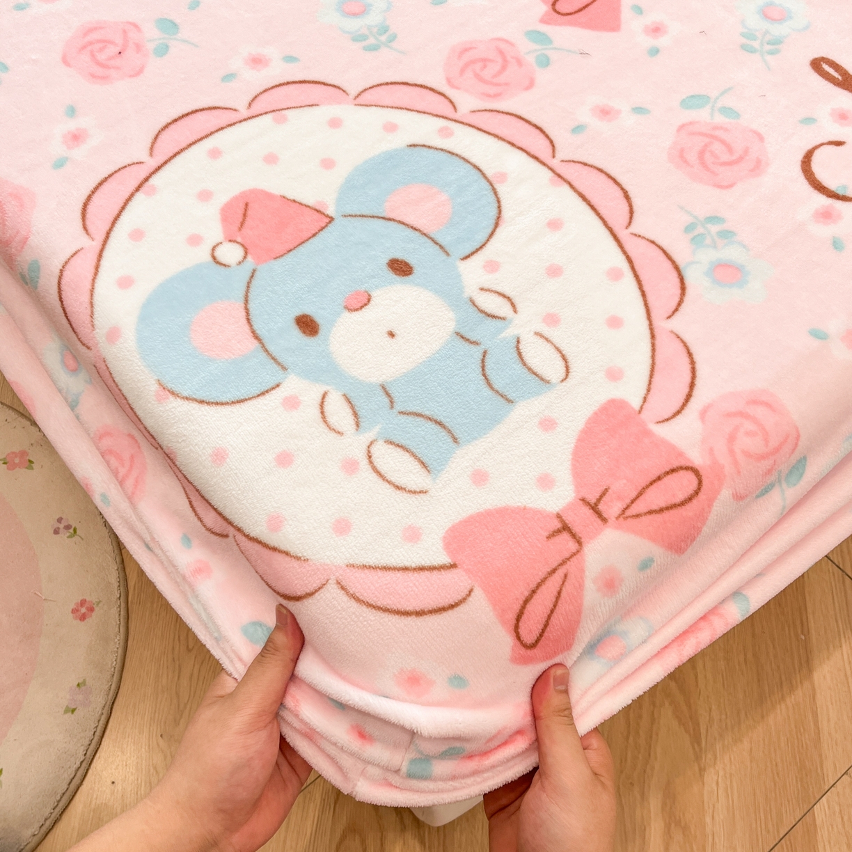 91家纺网 家纺一手货源 找家纺 暮思家居 2025新款正版授权三丽鸥大版牛奶绒数码印花单品床笠单件床笠(带标价格） 绒A版-花园美乐蒂