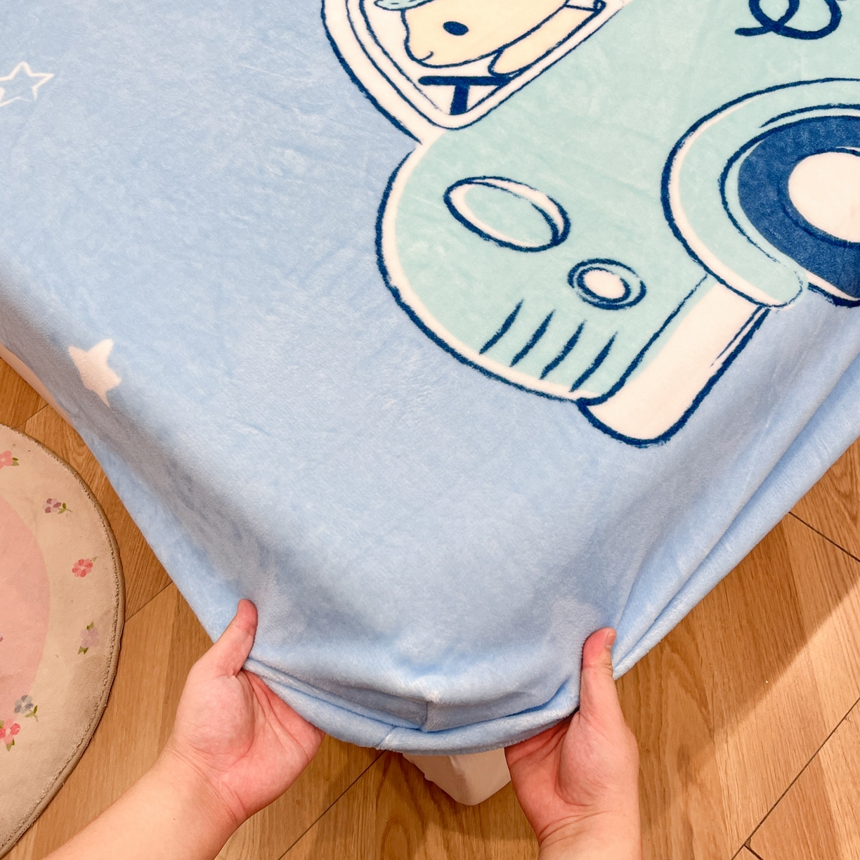 91家纺网 家纺一手货源 找家纺 暮思家居 2025新款正版授权三丽鸥大版牛奶绒数码印花单品床笠单件床笠(带标价格） 绒A版-伙伴玉桂狗