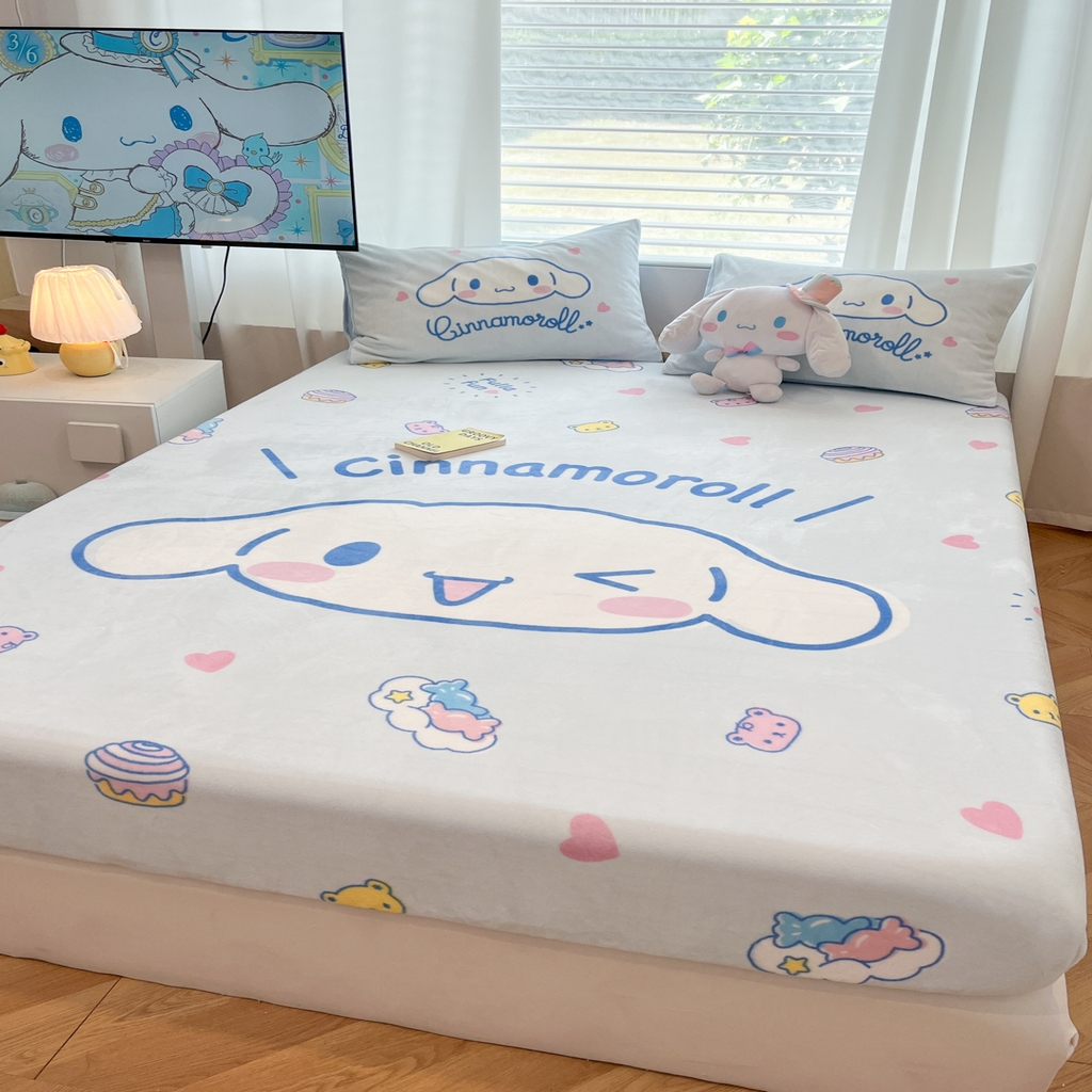 91家纺网 家纺一手货源 找家纺 暮思家居 2025新款正版授权三丽鸥大版牛奶绒数码印花单品床笠单件床笠(带标价格） 绒A版-开心玉桂狗