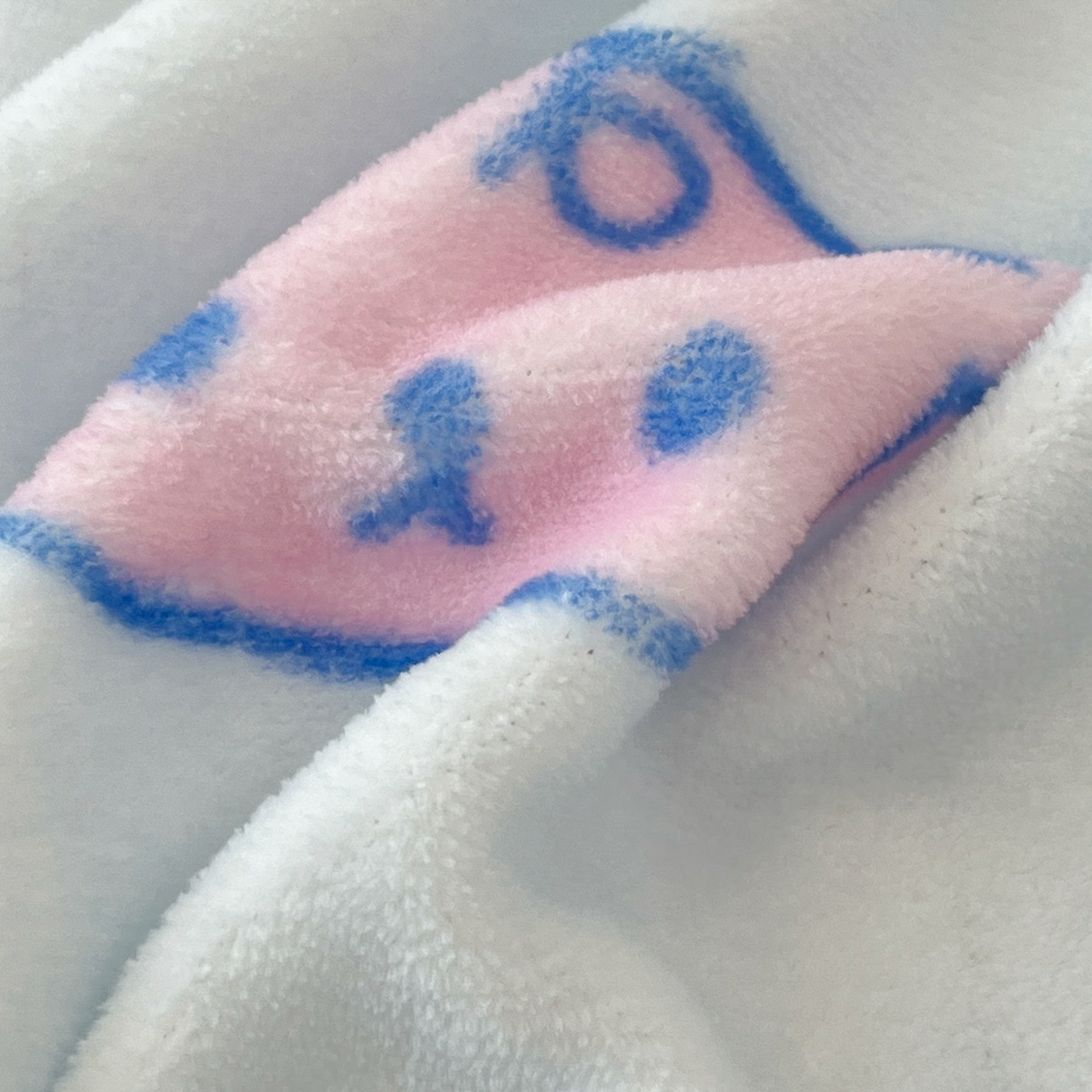 91家纺网 家纺一手货源 找家纺 暮思家居 2025新款正版授权三丽鸥大版牛奶绒数码印花单品床笠单件床笠(带标价格） 绒A版-开心玉桂狗