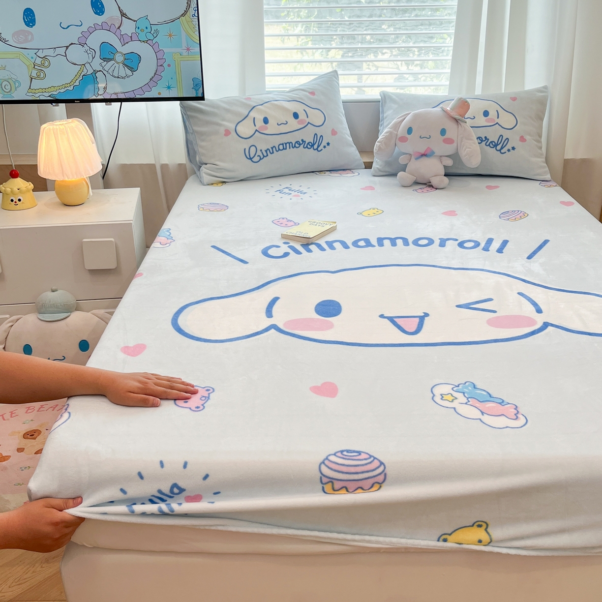 91家纺网 家纺一手货源 找家纺 暮思家居 2025新款正版授权三丽鸥大版牛奶绒数码印花单品床笠单件床笠(带标价格） 绒A版-开心玉桂狗