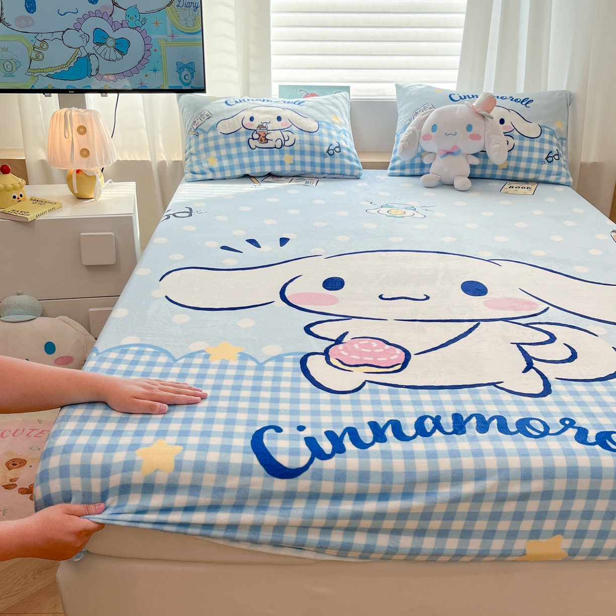 91家纺网 家纺一手货源 找家纺 暮思家居 2025新款正版授权三丽鸥大版牛奶绒数码印花单品床笠单件床笠(带标价格） 绒A版-快乐玉桂狗