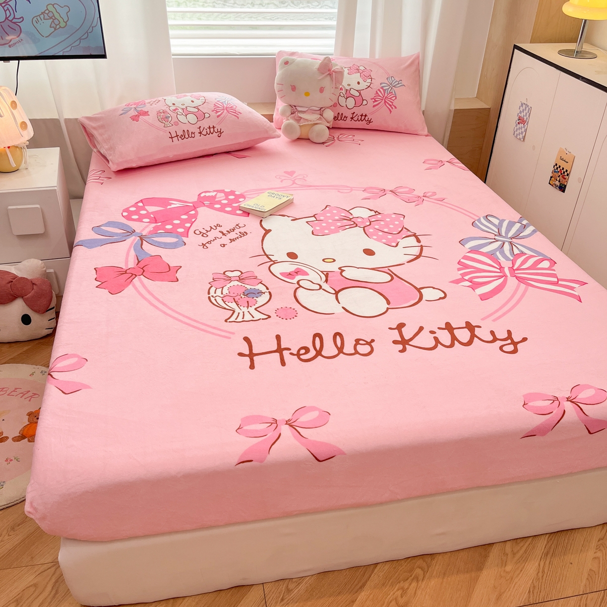 91家纺网 家纺一手货源 找家纺 暮思家居 2025新款正版授权三丽鸥大版牛奶绒数码印花单品床笠单件床笠(带标价格） 绒A版-美美KT