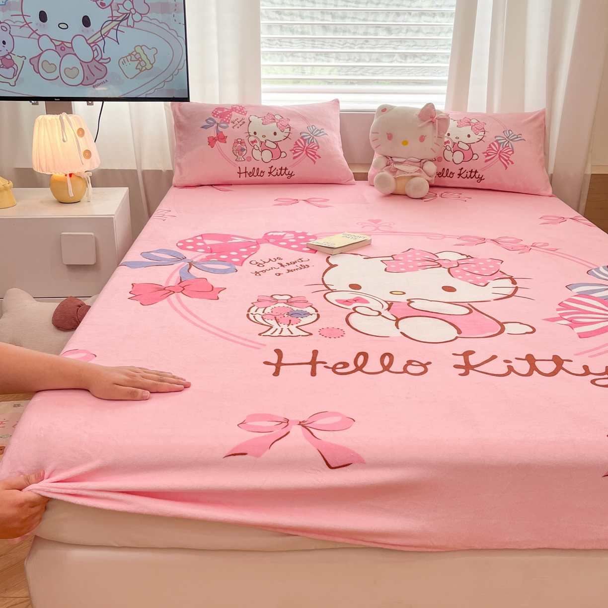 91家纺网 家纺一手货源 找家纺 暮思家居 2025新款正版授权三丽鸥大版牛奶绒数码印花单品床笠单件床笠(带标价格） 绒A版-美美KT