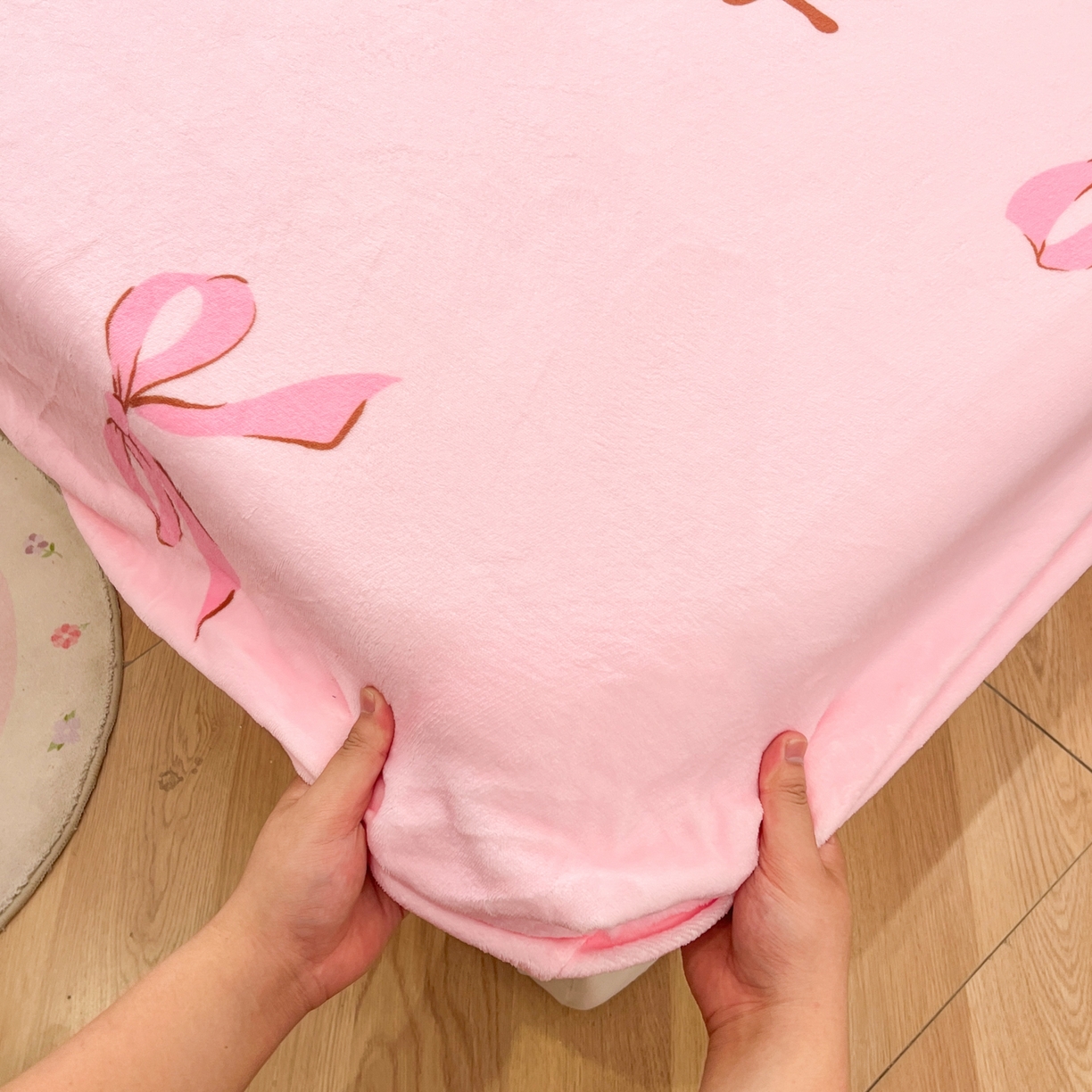 91家纺网 家纺一手货源 找家纺 暮思家居 2025新款正版授权三丽鸥大版牛奶绒数码印花单品床笠单件床笠(带标价格） 绒A版-美美KT