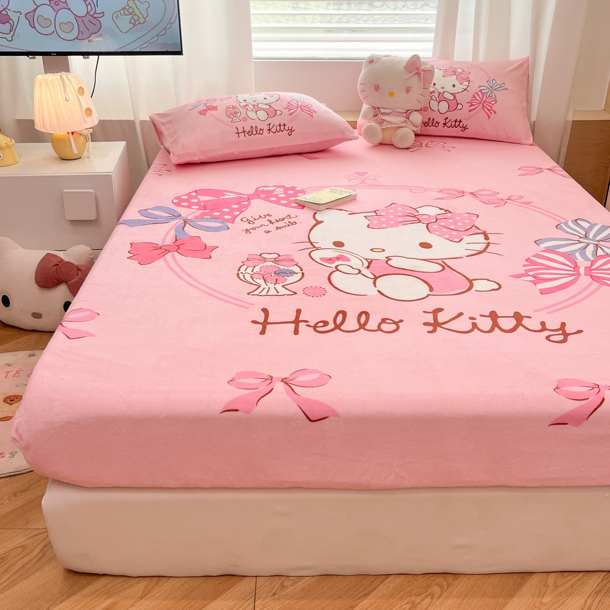 91家纺网 家纺一手货源 找家纺 暮思家居 2025新款正版授权三丽鸥大版牛奶绒数码印花单品床笠单件床笠(带标价格） 绒A版-美美KT