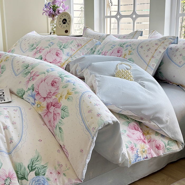 91家纺网 家纺一手货源 找家纺 宇彬家纺 2025直播新款13070全棉纯棉印花床单床笠款四件套和单被套一字绣工艺款 一字绣 粉蓝心韵