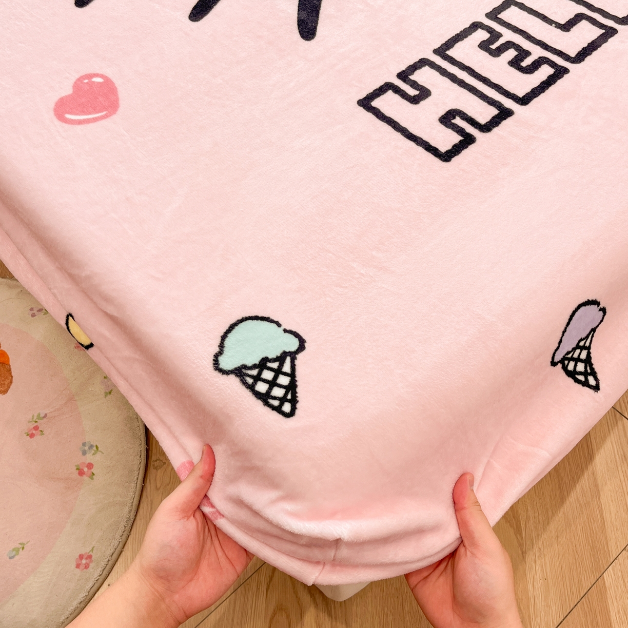 91家纺网 家纺一手货源 找家纺 暮思家居 2025新款正版授权三丽鸥大版牛奶绒数码印花单品床笠单件床笠(带标价格） 绒A版-甜筒KT