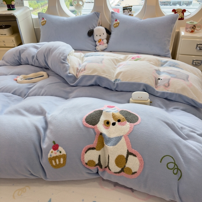 91家纺网 家纺一手货源 找家纺 丝羽坊 2025新款A类潮款加厚牛奶绒四件套 蓝调汪汪