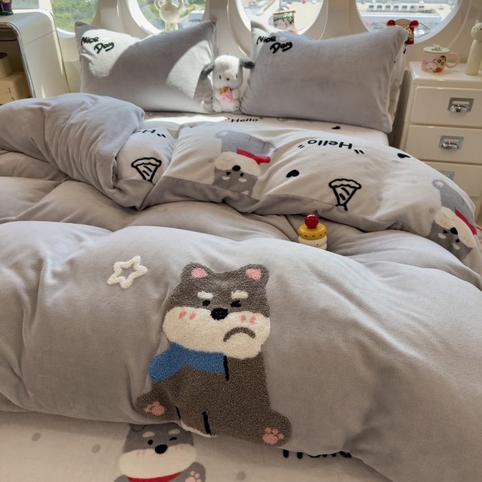 91家纺网 家纺一手货源 找家纺 丝羽坊 2025新款A类潮款加厚牛奶绒四件套 灰调萌犬