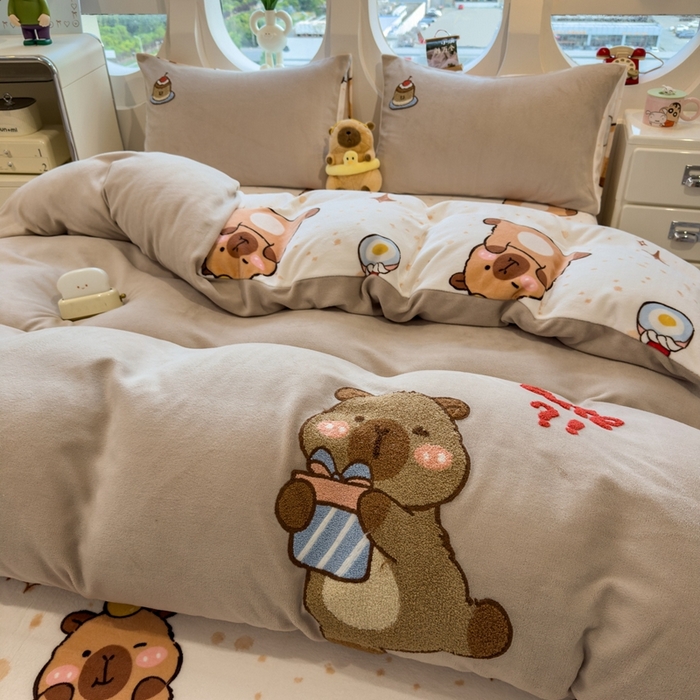 91家纺网 家纺一手货源 找家纺 丝羽坊 2025新款A类潮款加厚牛奶绒四件套 抱抱熊