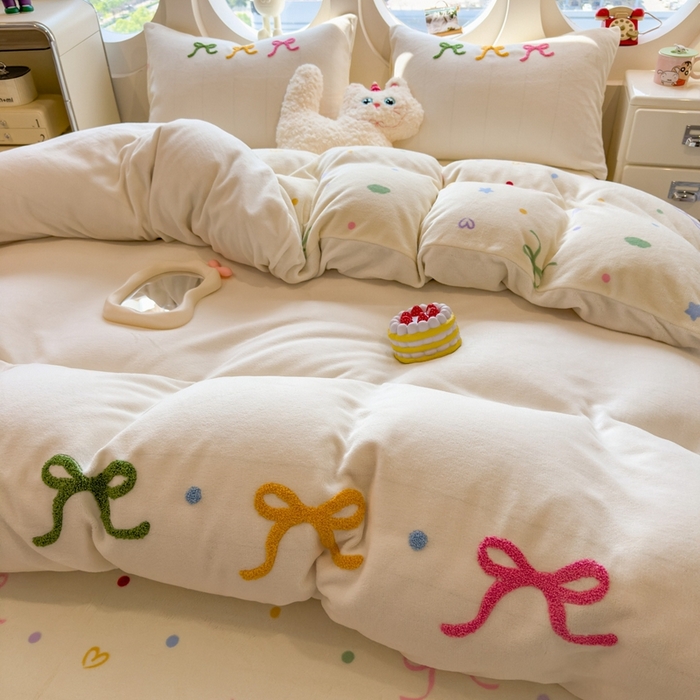 91家纺网 家纺一手货源 找家纺 丝羽坊 2025新款A类潮款加厚牛奶绒四件套 彩色蝴蝶结