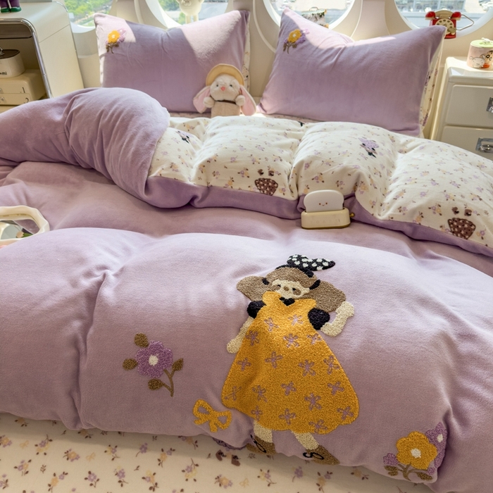 91家纺网 家纺一手货源 找家纺 丝羽坊 2025新款A类潮款加厚牛奶绒四件套 花裙女孩