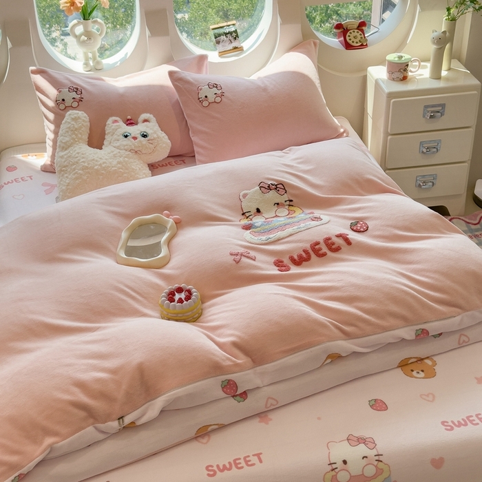 91家纺网 家纺一手货源 找家纺 丝羽坊 2025新款A类潮款加厚牛奶绒四件套 奶芙猫咪