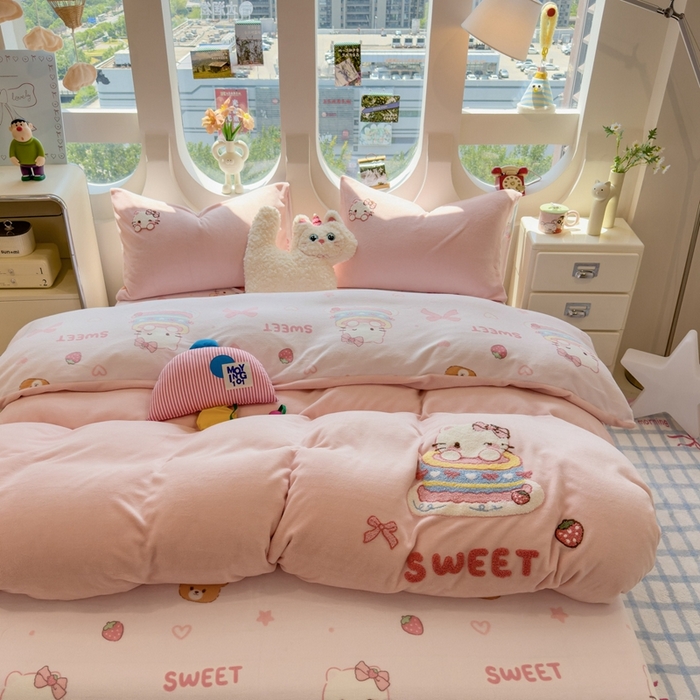 91家纺网 家纺一手货源 找家纺 丝羽坊 2025新款A类潮款加厚牛奶绒四件套 奶芙猫咪