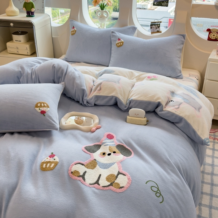 91家纺网 家纺一手货源 找家纺 丝羽坊 2025新款A类潮款加厚牛奶绒四件套 蓝调汪汪