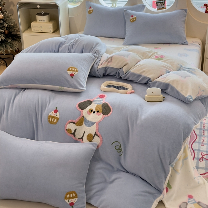 91家纺网 家纺一手货源 找家纺 丝羽坊 2025新款A类潮款加厚牛奶绒四件套 蓝调汪汪