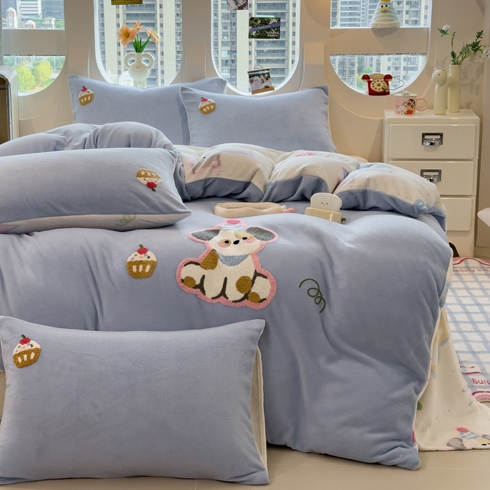 91家纺网 家纺一手货源 找家纺 丝羽坊 2025新款A类潮款加厚牛奶绒四件套 蓝调汪汪